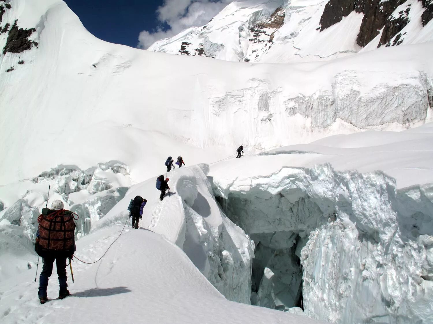 Расщелины на Эльбрусе. Трещины в леднике на Эльбрусе. Альпинисты на леднике. Открытый ледник.