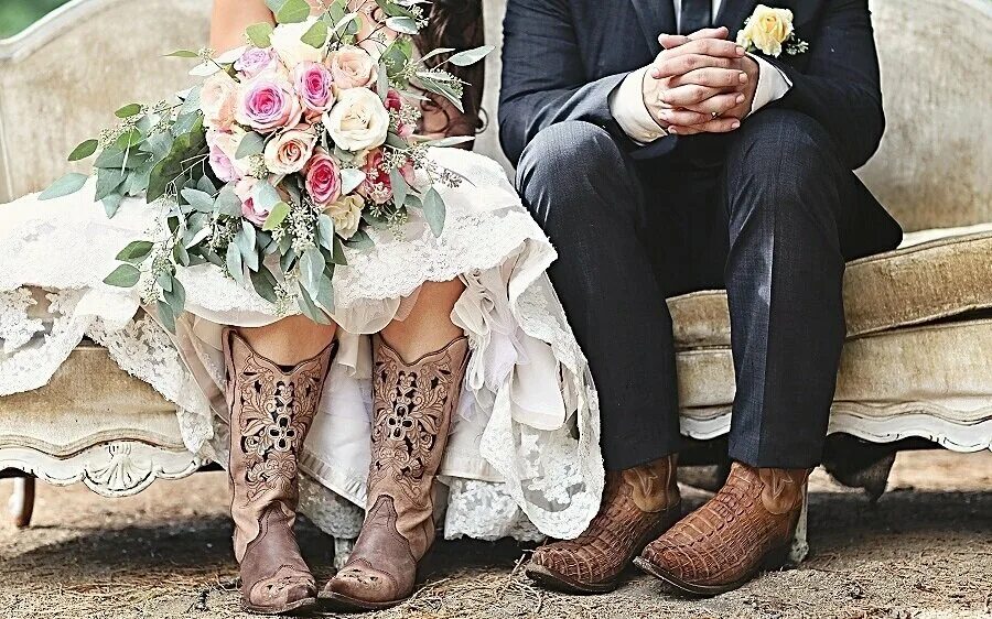 3 года кожаная свадьба. Кожаная свадьба. С годовщиной свадьбы кожаная свадьба. Образ жениха и невесты в стиле рустик. Туфли в стиле рустик.