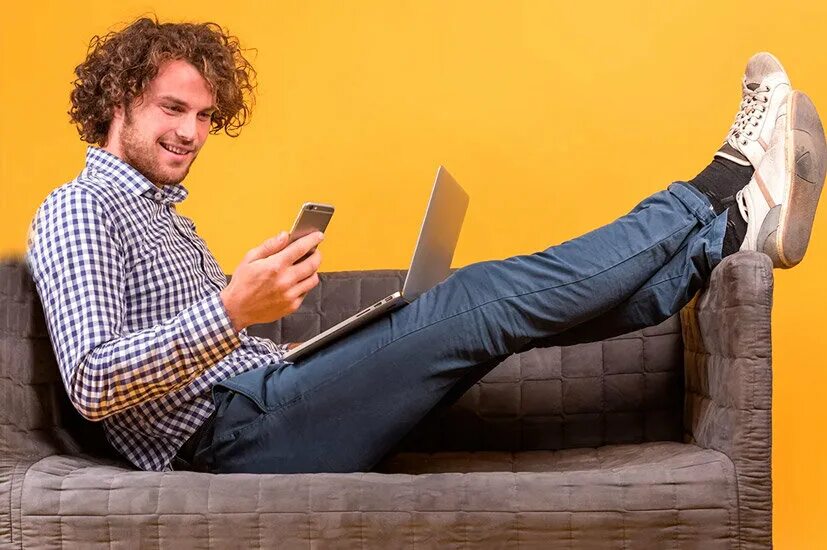 Бизнесмен. Человек отдыхает. Человек на стуле. Мужчина дома. Парень отдыхает.