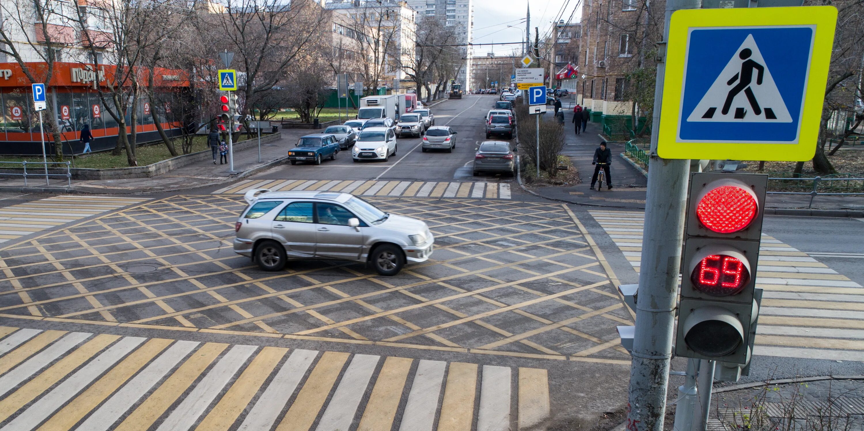 Перекресток вафельнице. Разметка 1.26 вафельница. Вафельная разметка ПДД 1.26. Разметка участок перекрестка. Вафельница разметка на дороге.