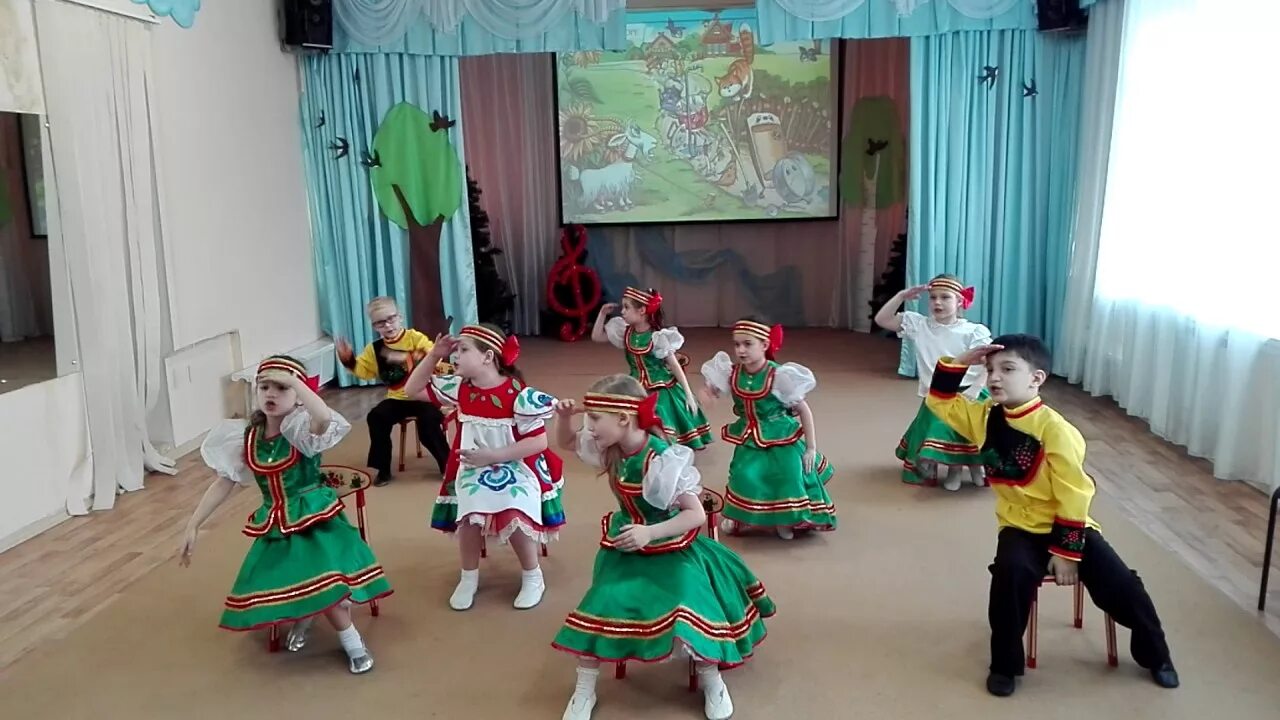 Федора костюм федорино горе. Декорации к сказке федорино горе. Федорино горе театр в саду. Костюмы федорино горе детские. Костюм федоры из федорино горе.