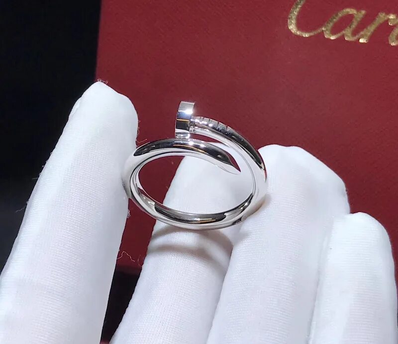 кольцо гвоздь на руке. кольцо гвоздь cartier серебро. кольцо картье гвоздь. кольцо картье гвоздик. кольцо гвоздик cartier.