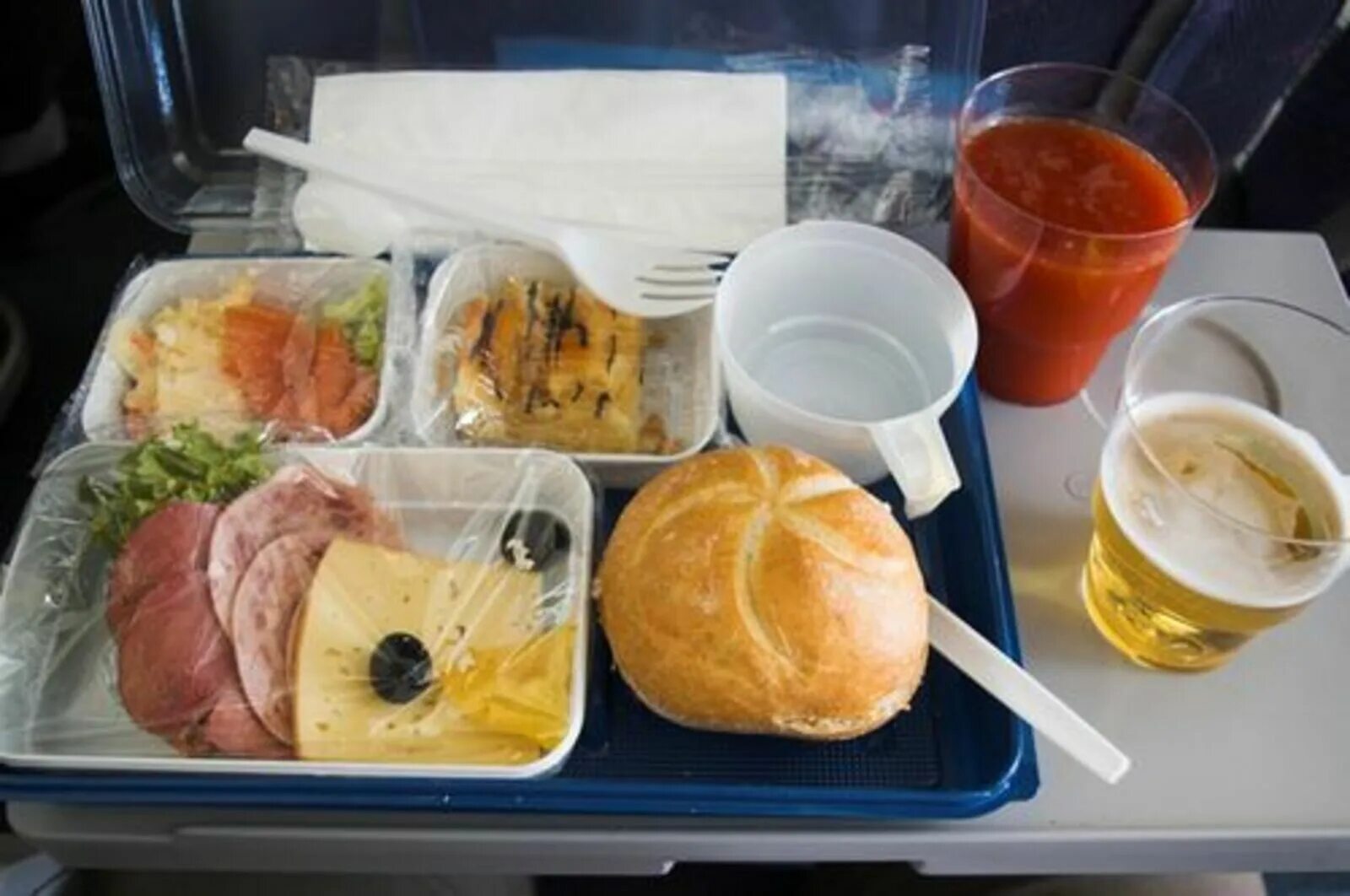 Можно еду на борт самолета. Еда в самолете. Обед в самолете. Еда с собой в самолет. Питание в аэропорту.