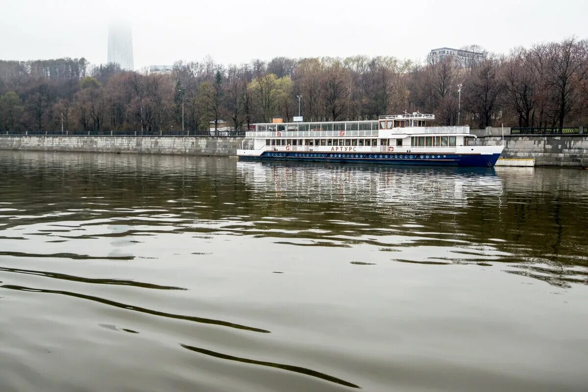 Москва река за 99 рублей. Летняя пассажирская навигация на москве-реке. речная навигация в москве. пассажирская навигация в москве. москва в конце апреля.