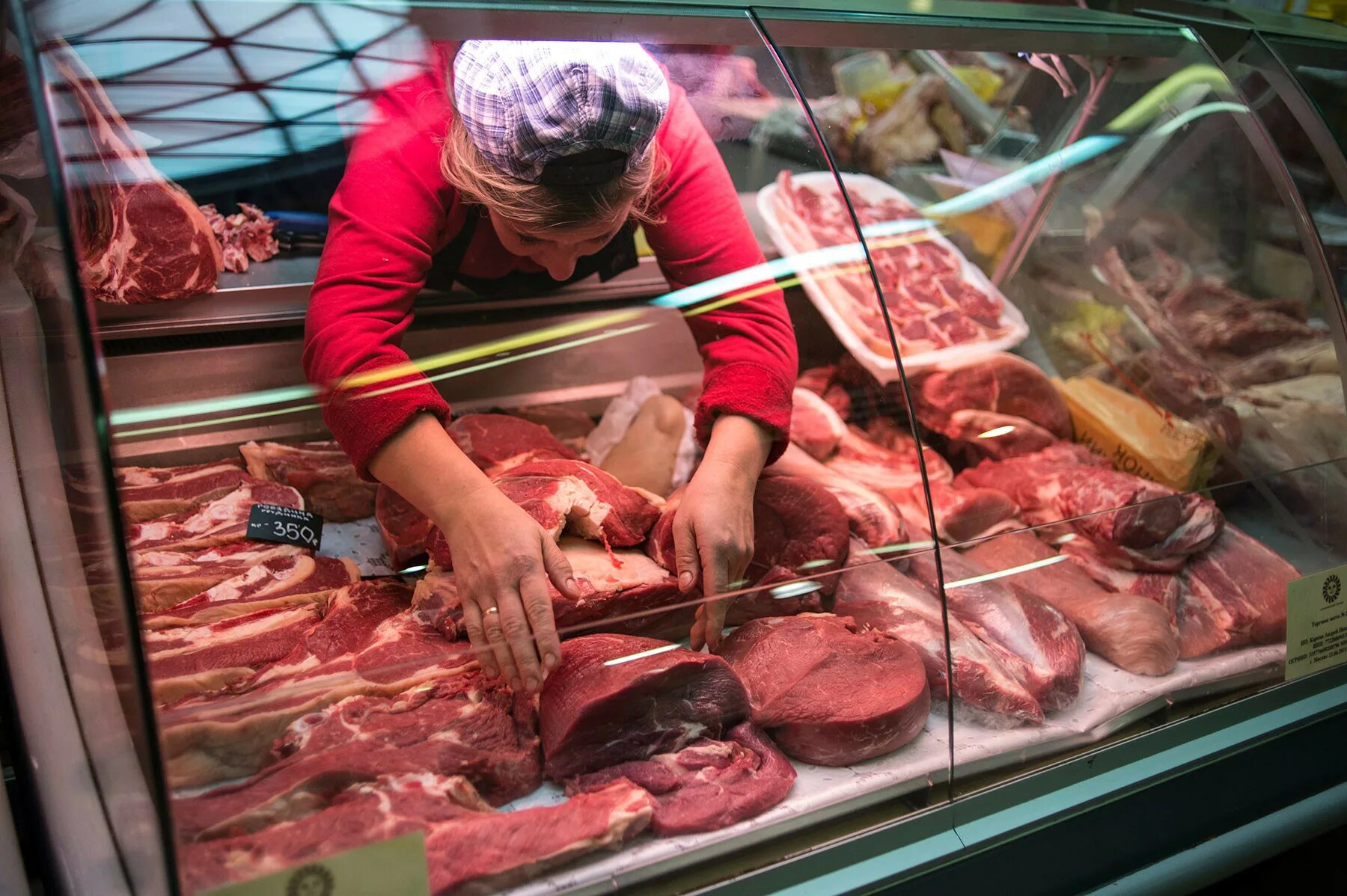 Покупать мясо на рынке. Свинина на прилавке. мясной прилавок. мясо на прилавке.