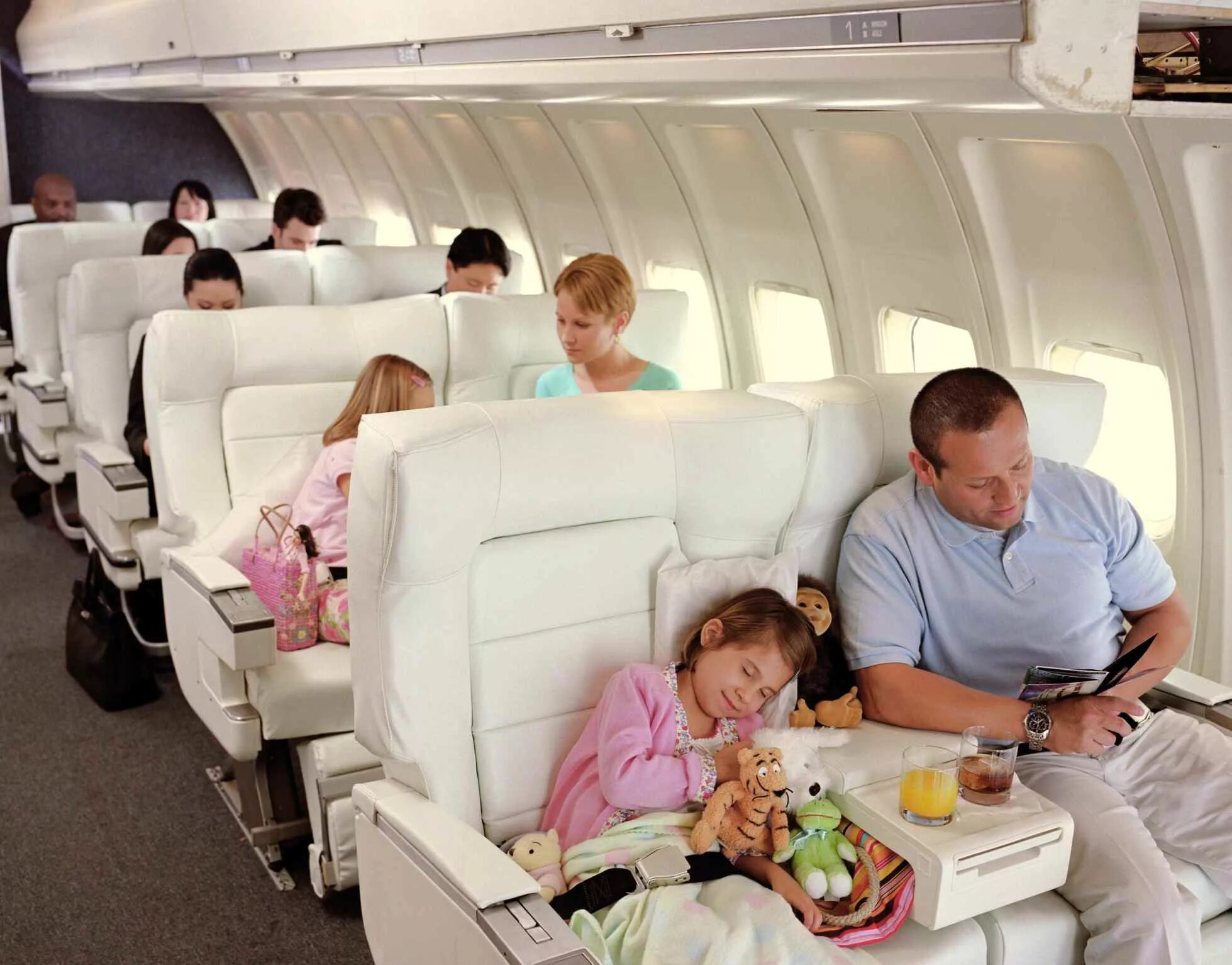 Игрушки можно в самолет. Самолет для детей. Путешествие на самолете. Места в самолете для младенцев. Места для детей в самолете.