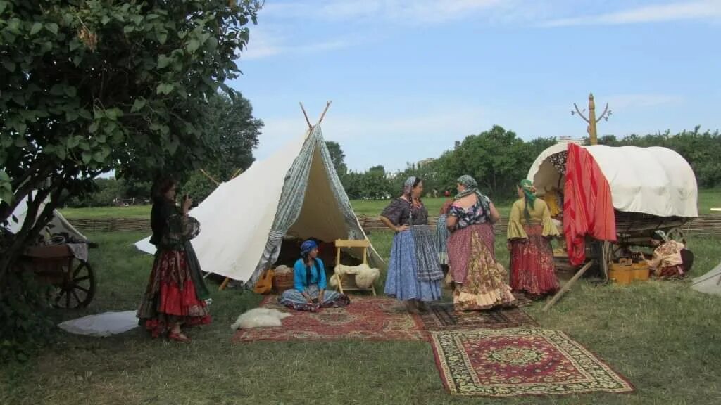 Цыганские шатры конструкция. Палатка в цыганском стиле. Цыганская палатка. Цыганский шатер. Шатры цыган.