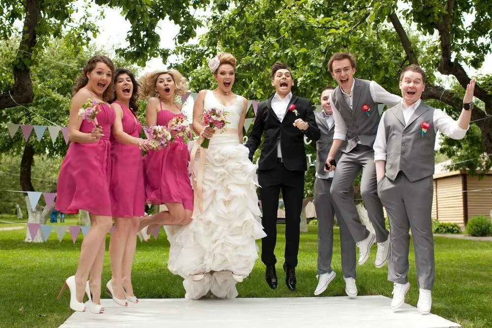 Жених и невеста. Свадьба жених, невеста и свидетельница. Жених невеста и свидетели. Дружка на свадьбе. Свидетель на свадьбе.