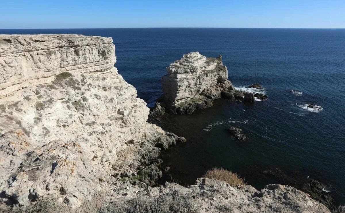 Крым настоящее время. Мыс Тарханкут. Горы Крыма мыс Тарханкут. Тарханкут Церковь на скале. Достопримечательности Крыма мыс Тарханкут.