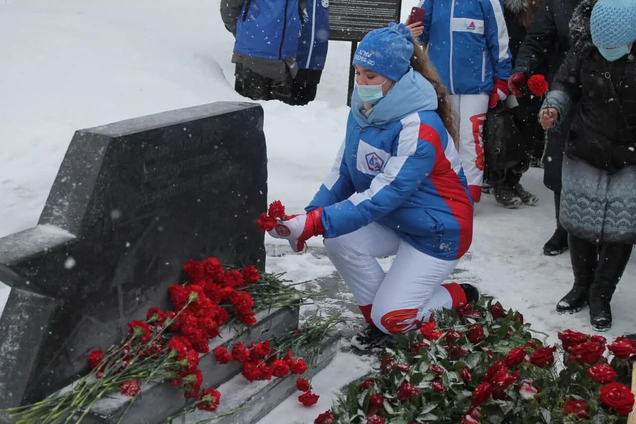6 рота псковских десантников в аргунском ущелье. Подвиге псковских. Подвиге псковских. Десант смирно возложение цветов. Псковские десантники марк евтюхин.