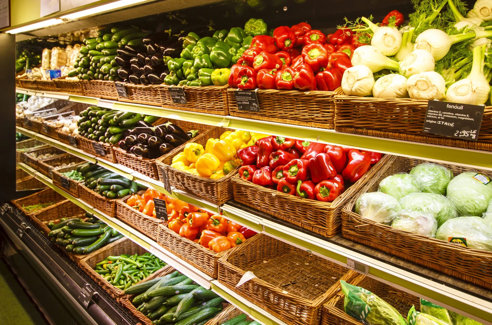 Vegetables shop. Овощи на прилавке. Овощной прилавок. Прилавок с едой. Прилавок с овощами и фруктами.