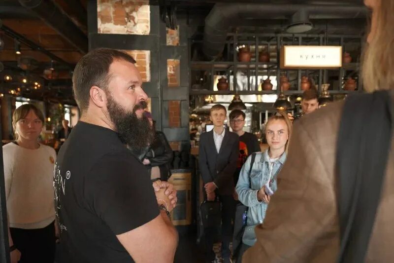 Шеф-повар. Бпш дима борисов. Фотография счастливой большой семьи у дома который готовят плов. Как стать ресторатором. Жизнь ресторатора.