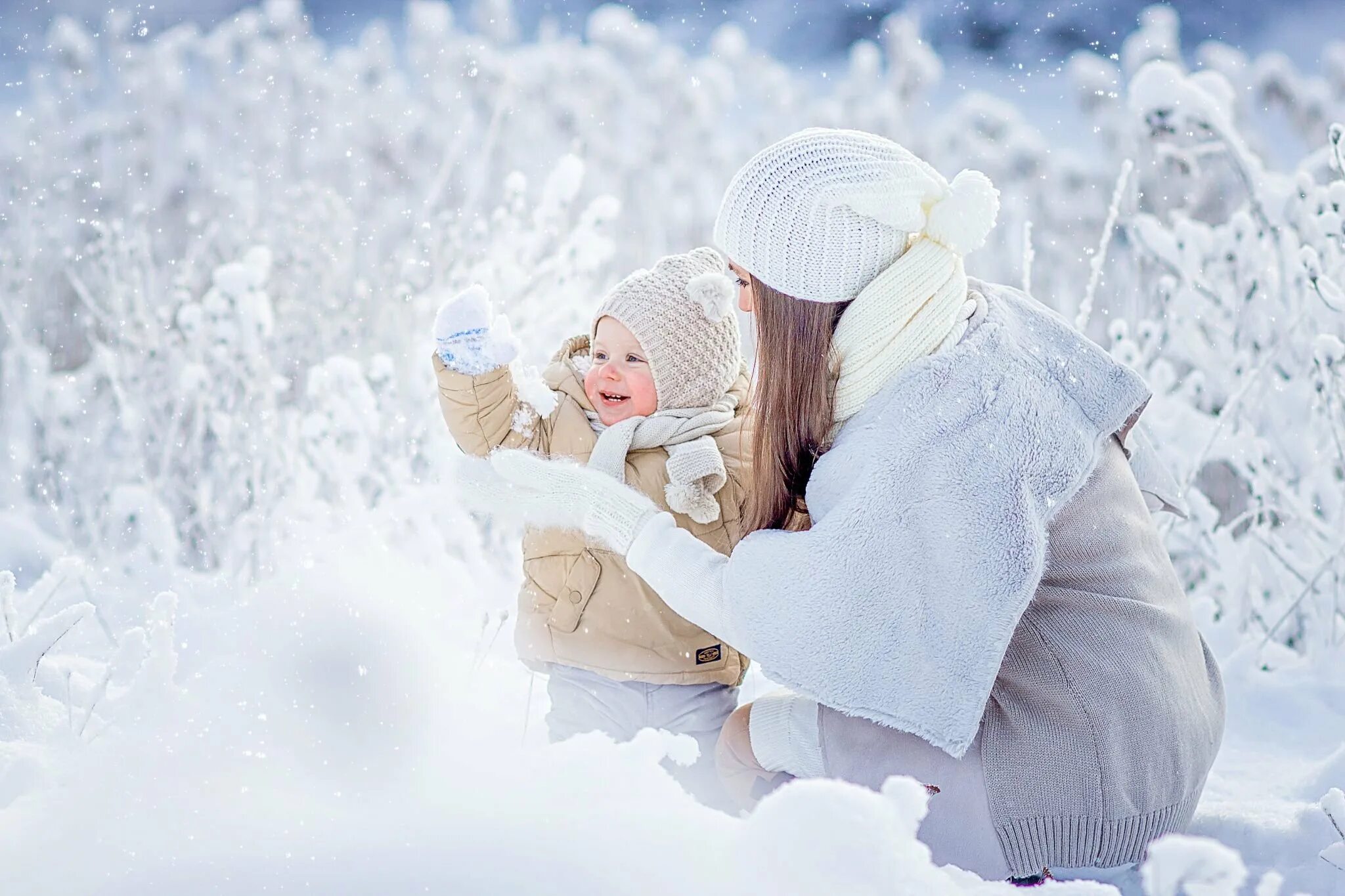 Мама с ребенком зимой. Счастливые дети зима. Семья зима. Девушка с ребенком зимой.