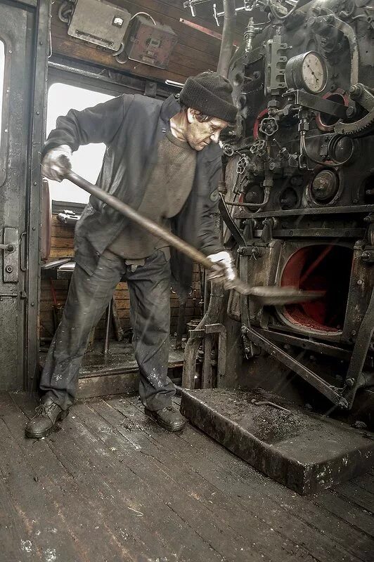 Советская живопись кочегар. Кочегар балабанов. Кочегар гиф. Растопка печи. Паровоз с углем.