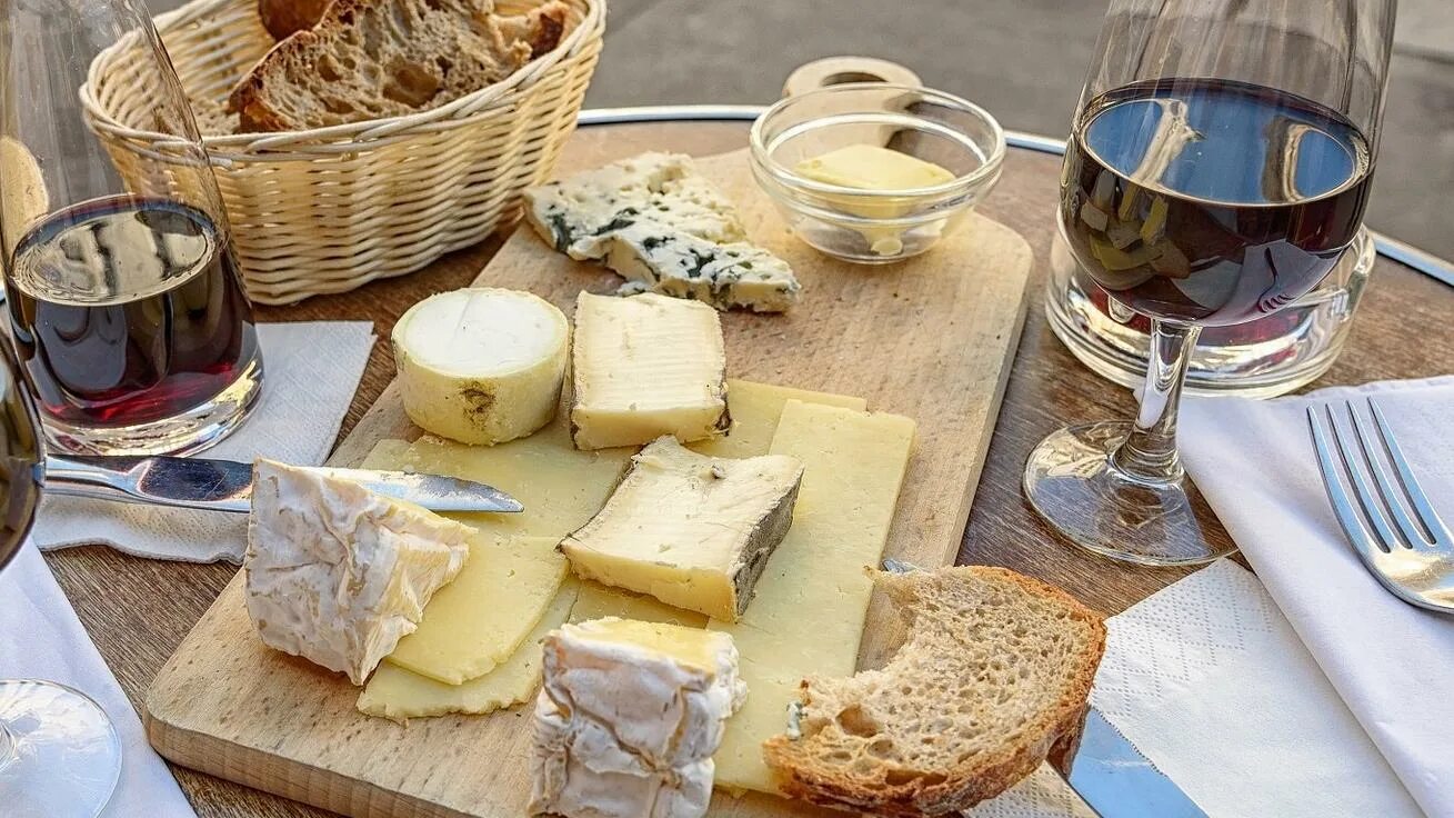 дегустация сыров вина. сырная тарелка. дегустация сыров вина. дегустация сыра и вина. закуски к вину.