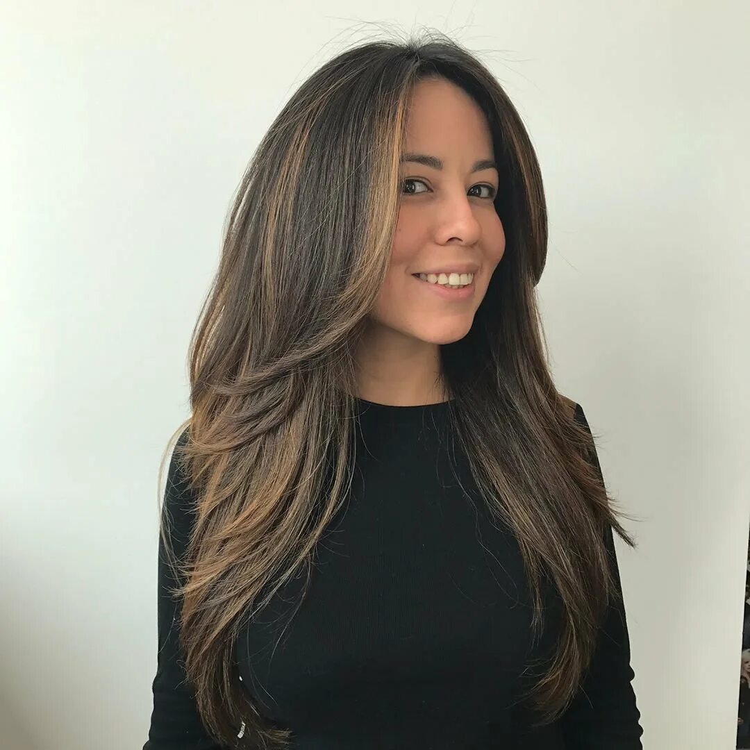 Sophia miacova. Красивые стрижки на средние волосы. Модные причёски 2024 женские на длинные волосы. Модные стрижки на длинные волосы. Окрашивание 2024 на длинные волосы без челки.