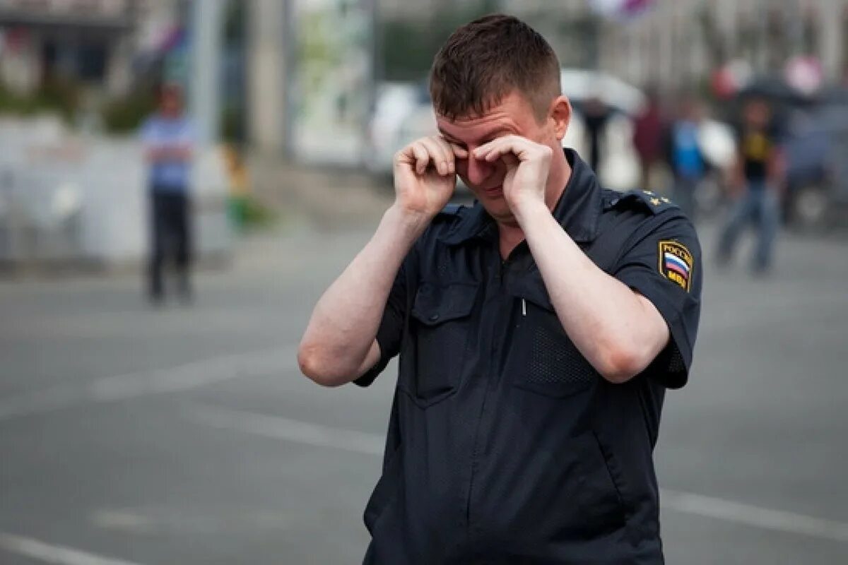 Сотрудник обидел. Грустный полицейский. Полицейский. Полицейский плачет. Грустный милиционер.