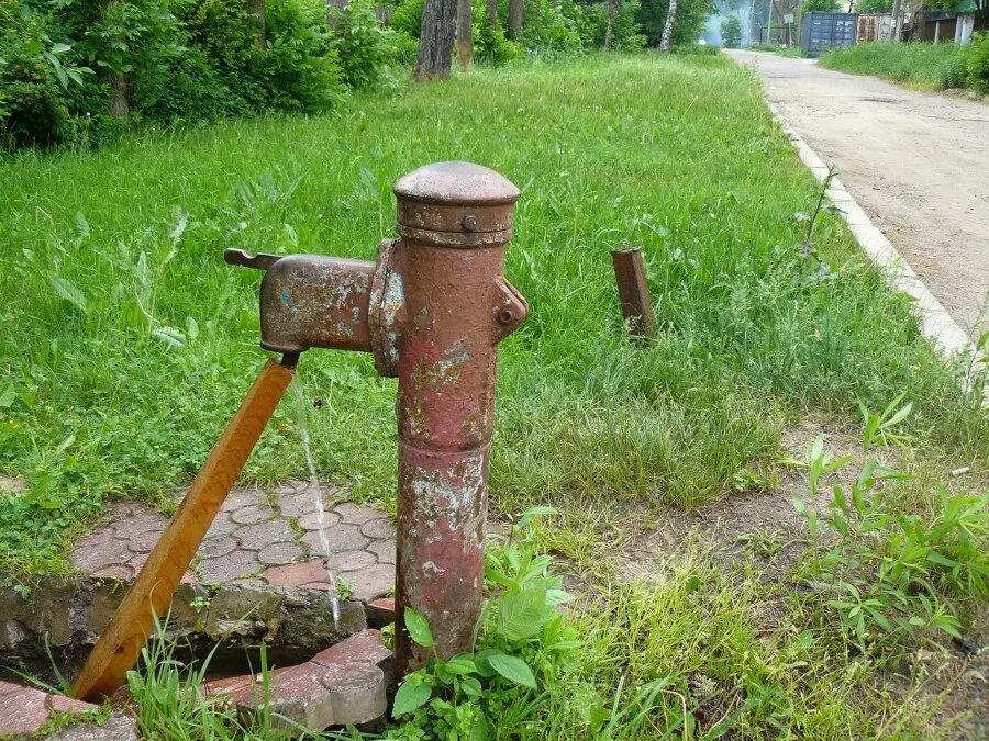 Пачку водокачку. Колонка водокачка СССР. Колонка водяная. Водяная колонка СССР. Колонка для воды уличная.