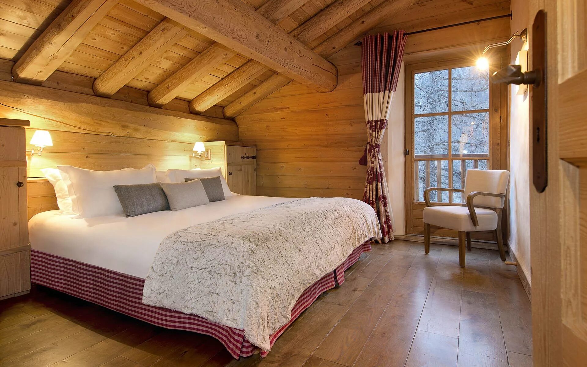 Дизайн комнат в деревянном доме. Шале Прованс (Chalet Provence). Интерьер спальни в деревянном доме. Спальня в мансарде деревянного дома. Спальня в загородном деревянном доме.