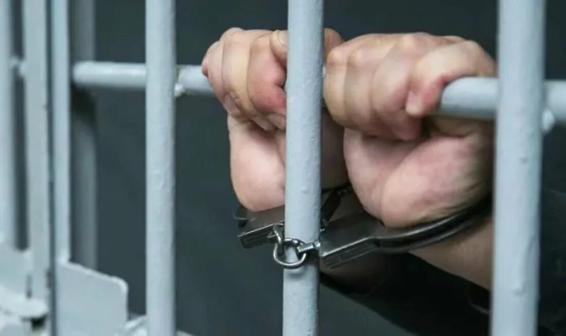 Заключение под стражу в лишение свободы. За решеткой. заключение под стражу. мужчина за решеткой.