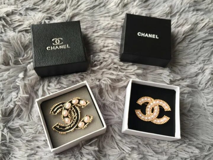 Подлинность шанель. Упаковка Chanel оригинальная. Chanel украшения. Бижутерия Шанель оригинал. Упаковка Шанель оригинал.