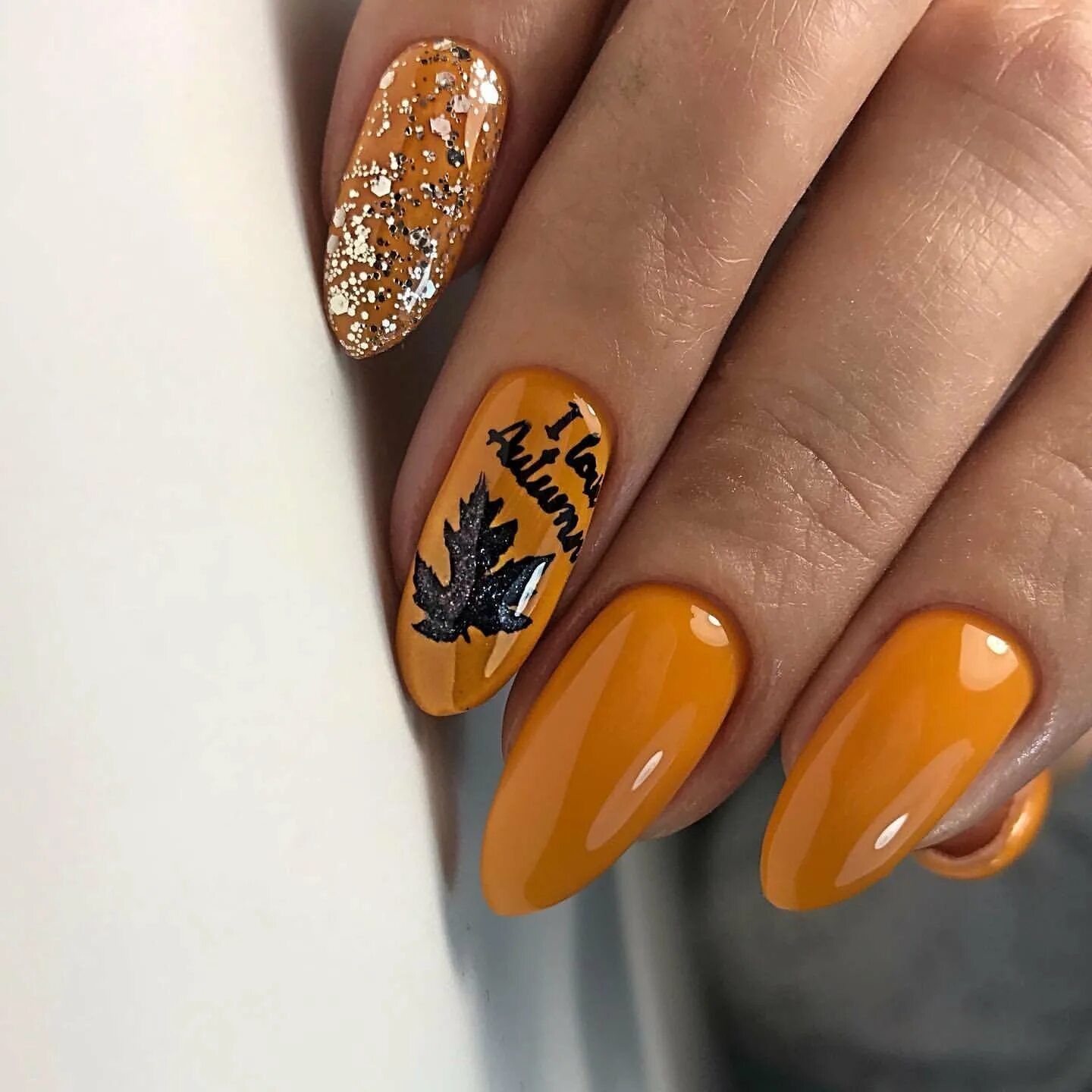 Дизайн ногтей осень 2023 год. Осенний маникюр на миндалевидные ногти. Осенний маникюр желто оранжевый. Красивый оранжевый маникюр осенний. Маникюр на миндальные ногти осень.