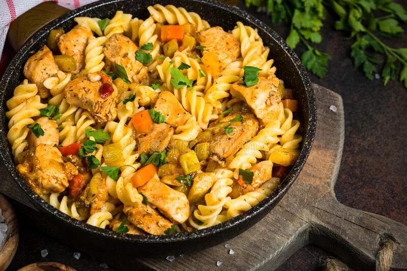 Курица с морковью и макаронами. Макароны с курицей морковью и луком. макароны с курицей морковкой. паста с курицей и морковкой. курица с луком и морковью на сковороде.