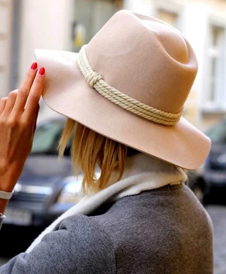 Бывают шляпы. Девушка в шляпе. Лицо закрытое шляпой. Лицо закрытое шляпой. Красивая женщина в шляпе.