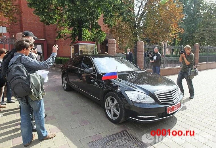 Машина посол. Автомобиль посольства. Автомобиль посла. Посольство России автомобили. Машина белорусского посольства.