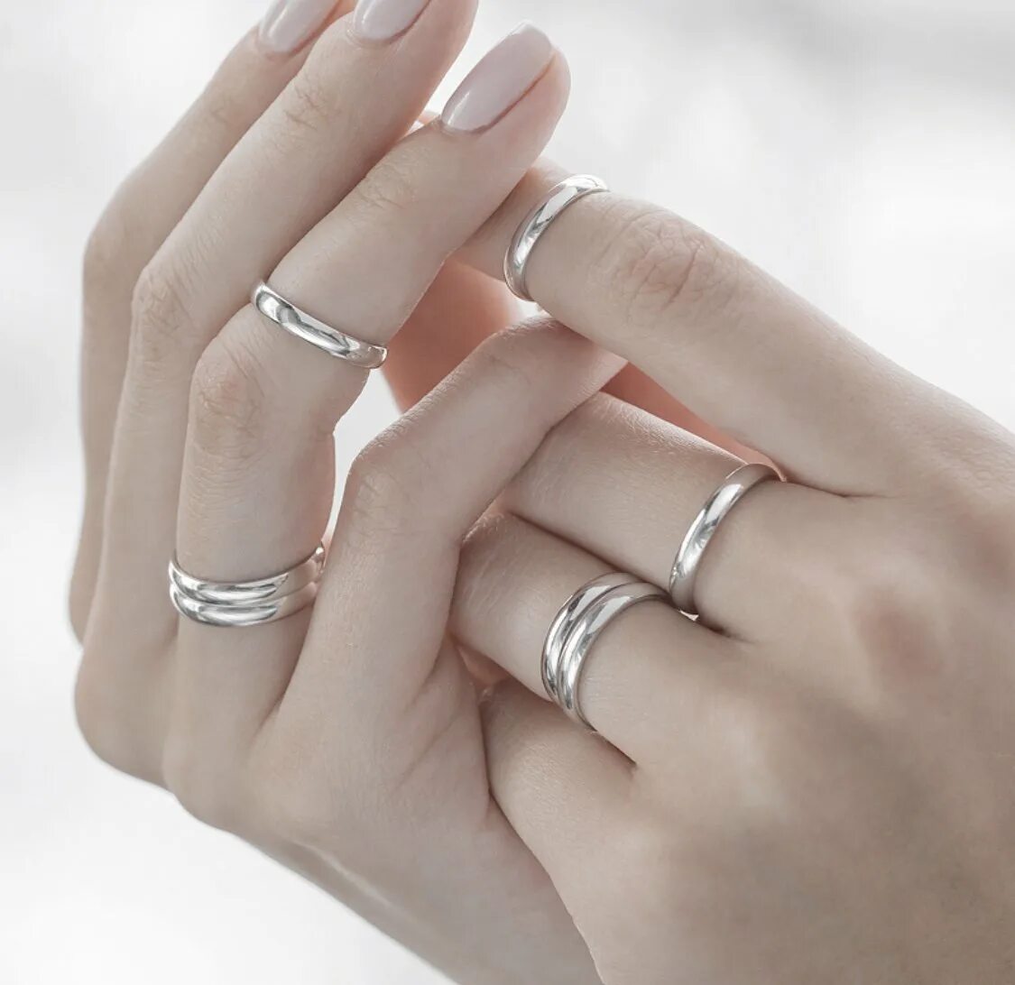 Модные кольца. Серебряные кольца на руке. Серебряное обручальное кольцо на пальце. Женская обручальное колцо.