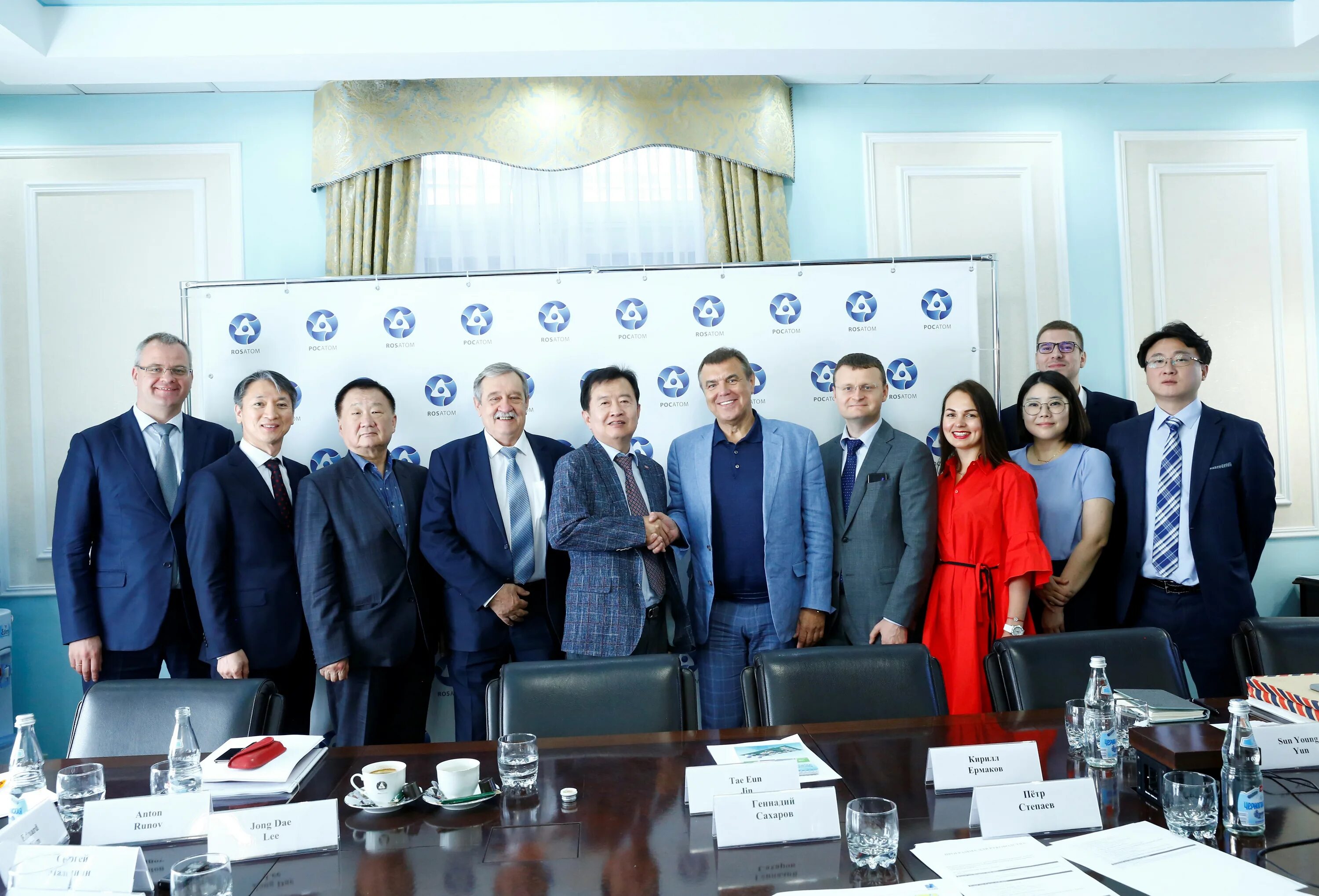 Стажеры на предприятии. Малинин сергей михайлович росатом. Инжиниринговый дивизион госкорпорации росатом. Росатом цифровизация. Научное оборудование нии курчатовский институт.