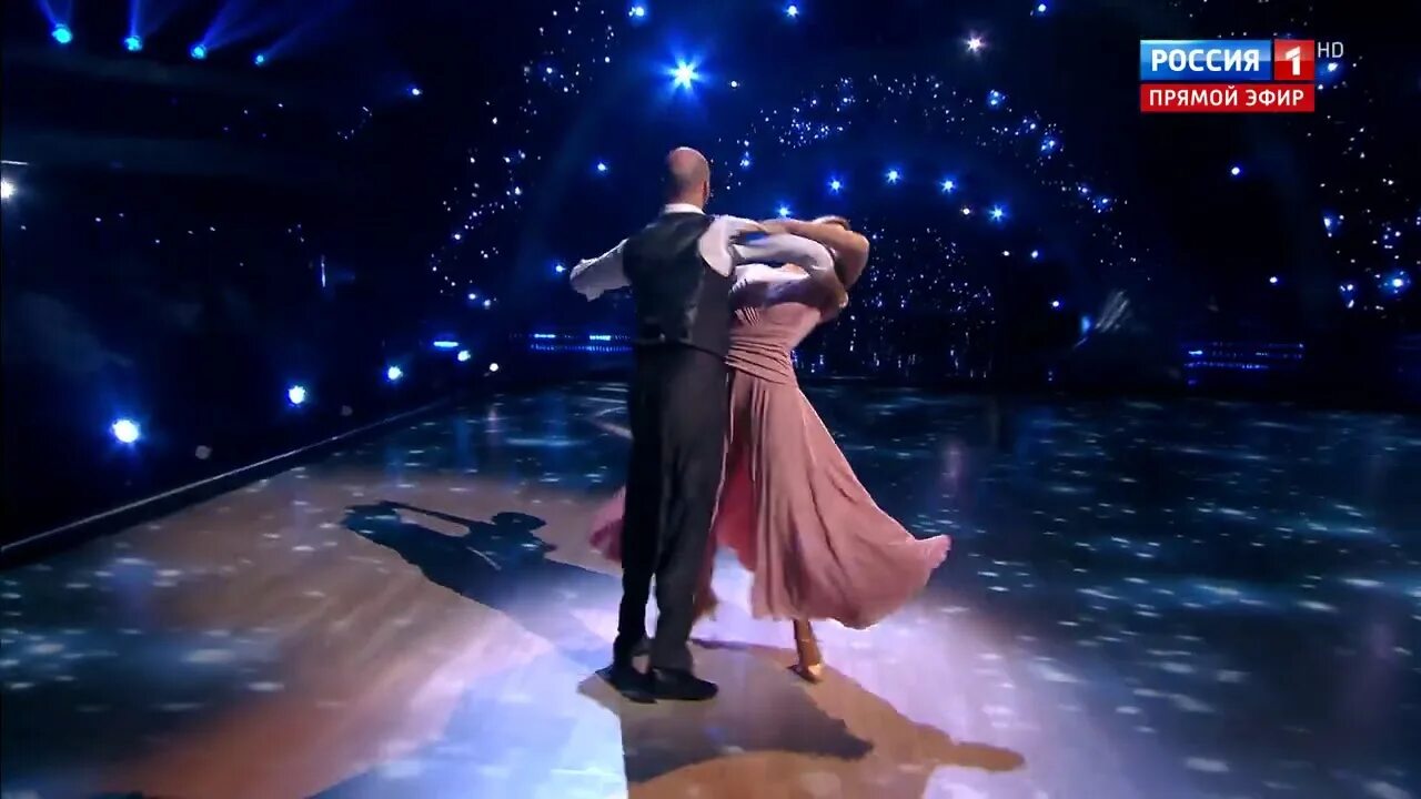 Вальс под звездным небом. Танцующая пара в темноте. Танец вселенной. Космический танец. Танцы под луной.