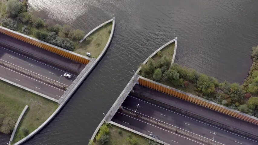 Мост голландии. Акведук велувемеер. Акведук veluwemeer, нидерланды. Мост в нидерландах акведук. Акведук на озере велювемер.