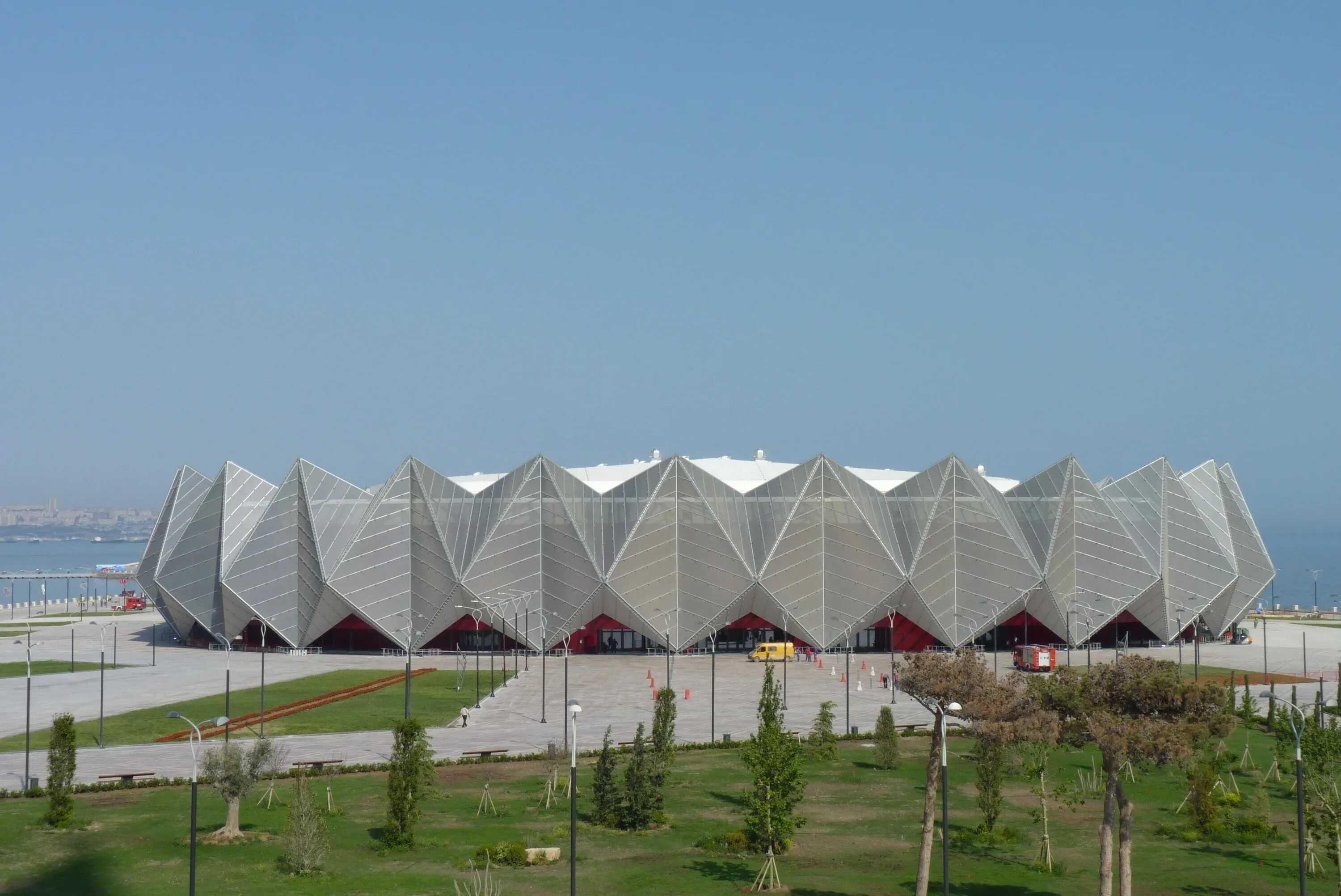 Баку кристалл холл концертный зал. Кристалл холл баку. Baku crystal hall архитектура. Ночной баку кристалл холл. Кристальный зал баку.