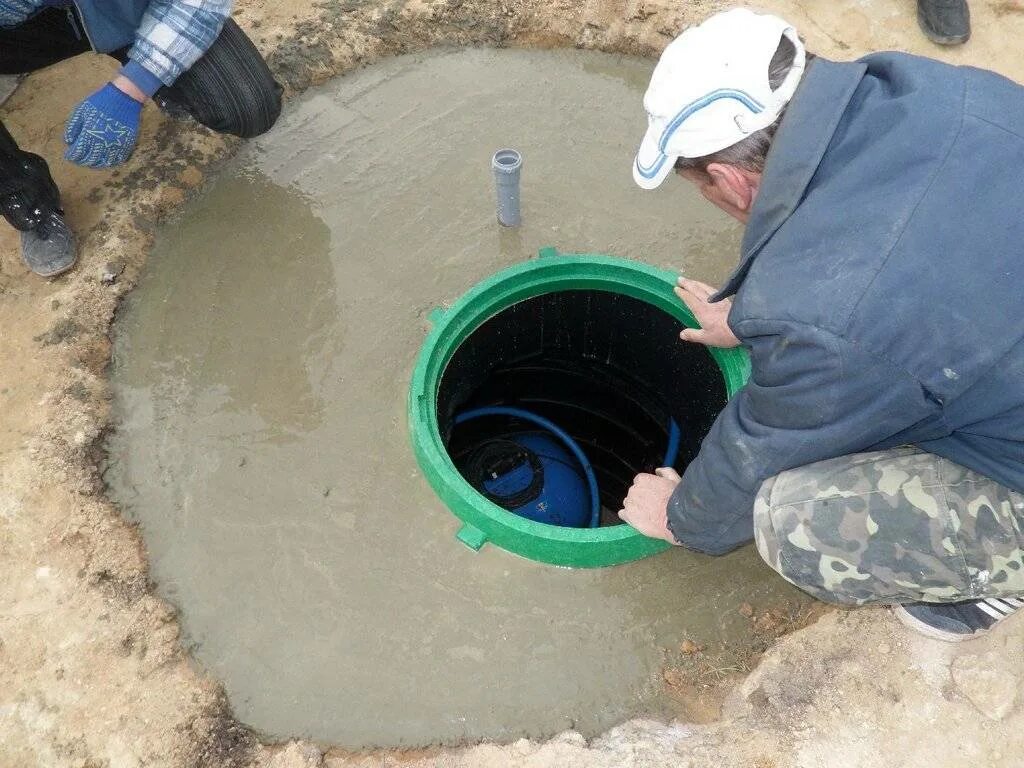 Залило скважину. Теплоизоляция кессона скважины под воду. Приямок из пластика для скважины. Кессон для скважины наборный. Утепленный колодец для водопровода.