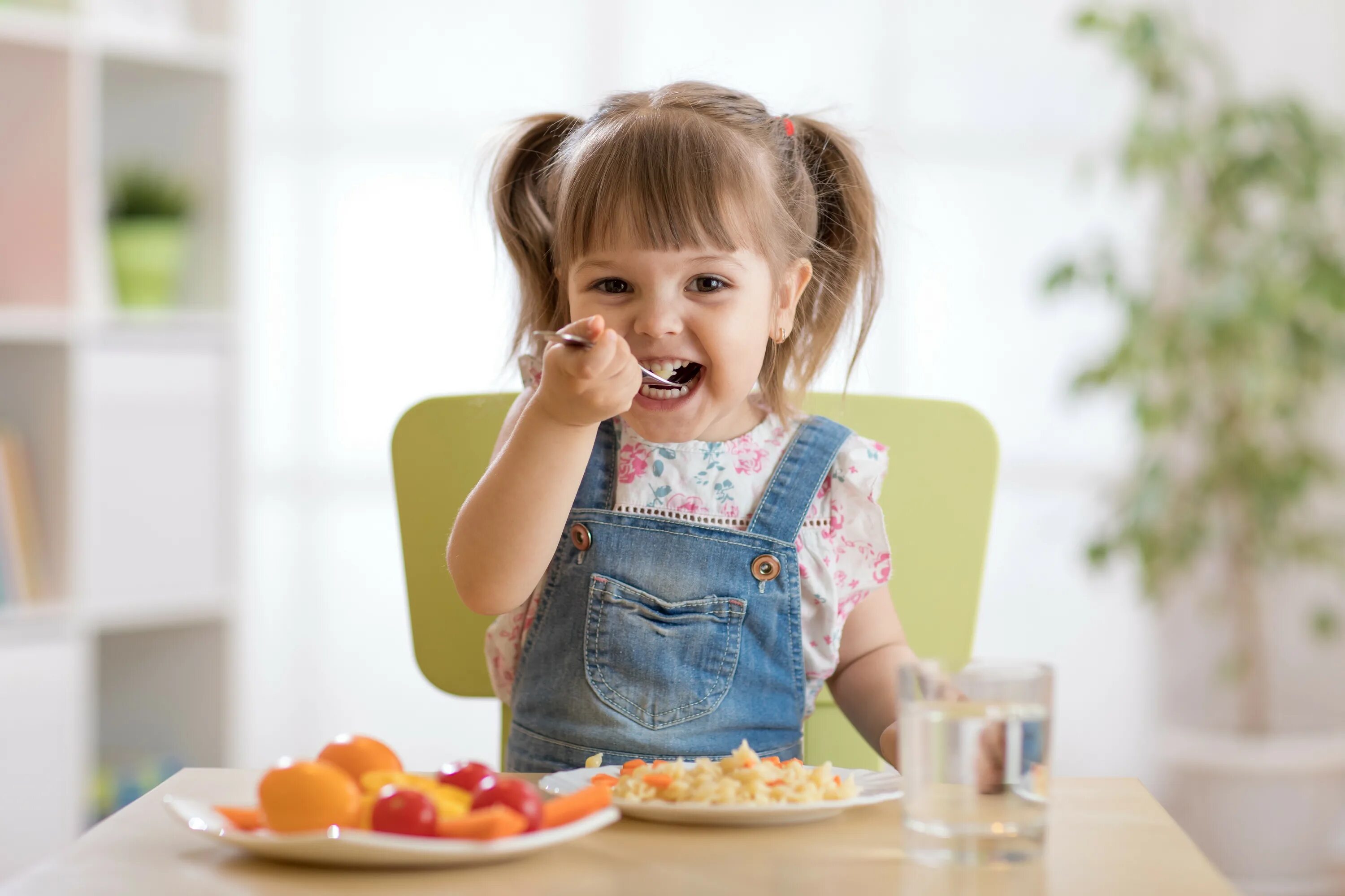 Подбирать еду. Ребенок ест. Ребенок завтракает. Дети за столом. Девочка кушает.