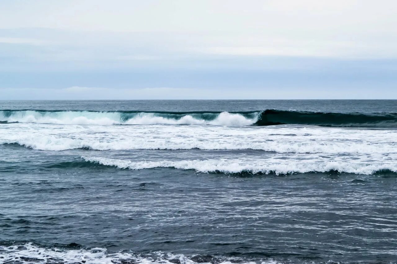 Халактырский пляж Камчатка. Тихий океан Камчатка. Камчатка тихий океан пляж. Камчатка тихий океан чёрный песок.
