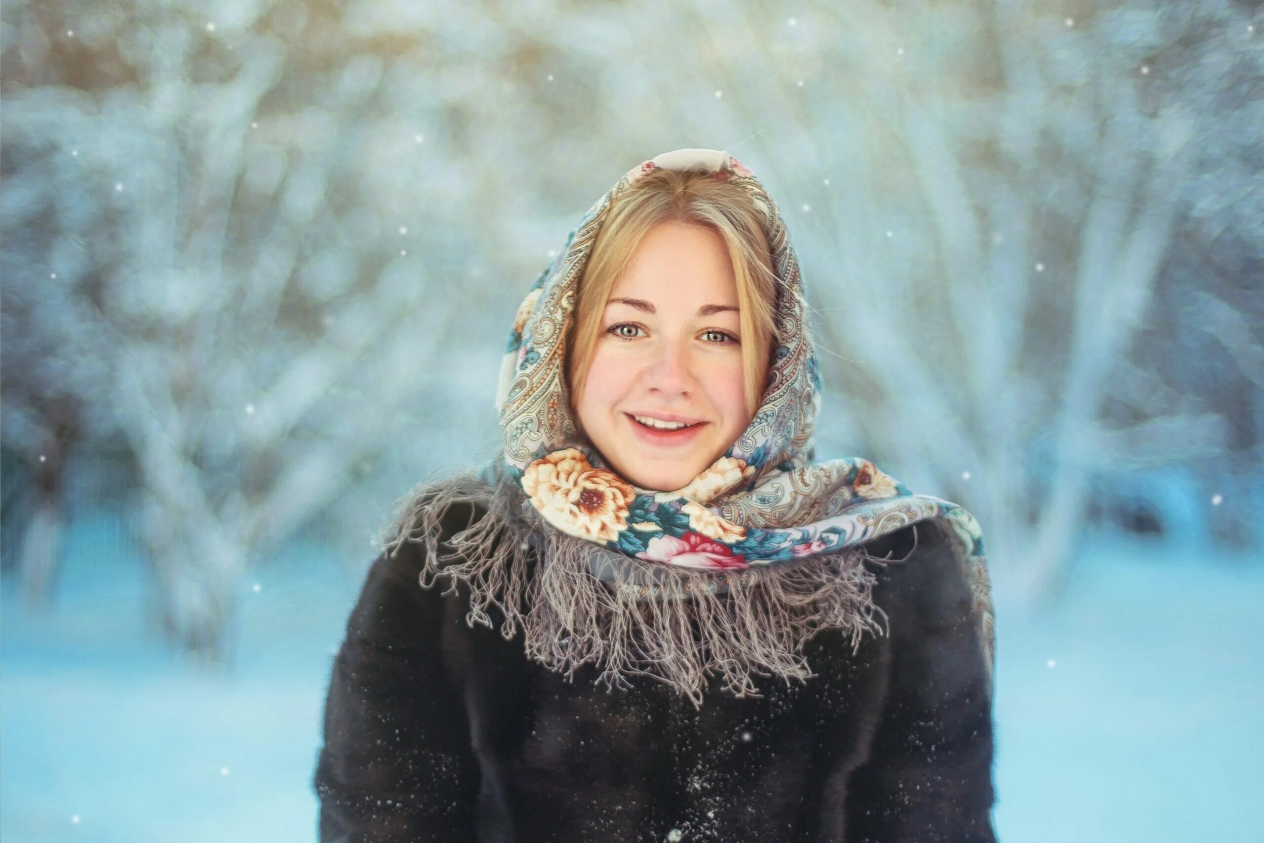 Ютуб русские женщины. Женщина в платке зима. Женщина в платке. Девушка в платке зимой. Русская женщина в платке.