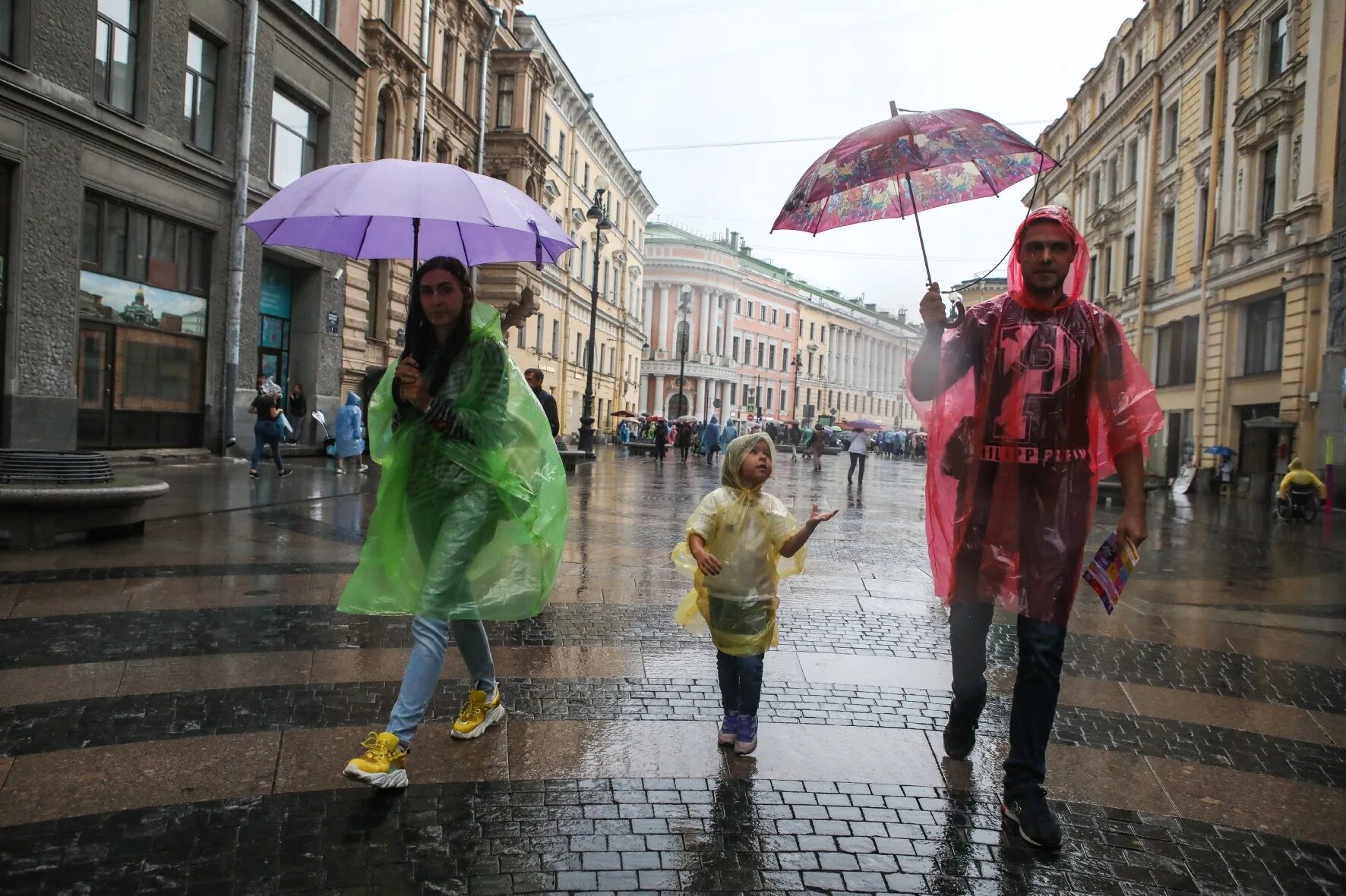 Воздух где идет в спб. Дождь в Петербурге. Дождик в Питере. Петербуржцы под дождем. Дождливый день Санкт-Петербург люди.