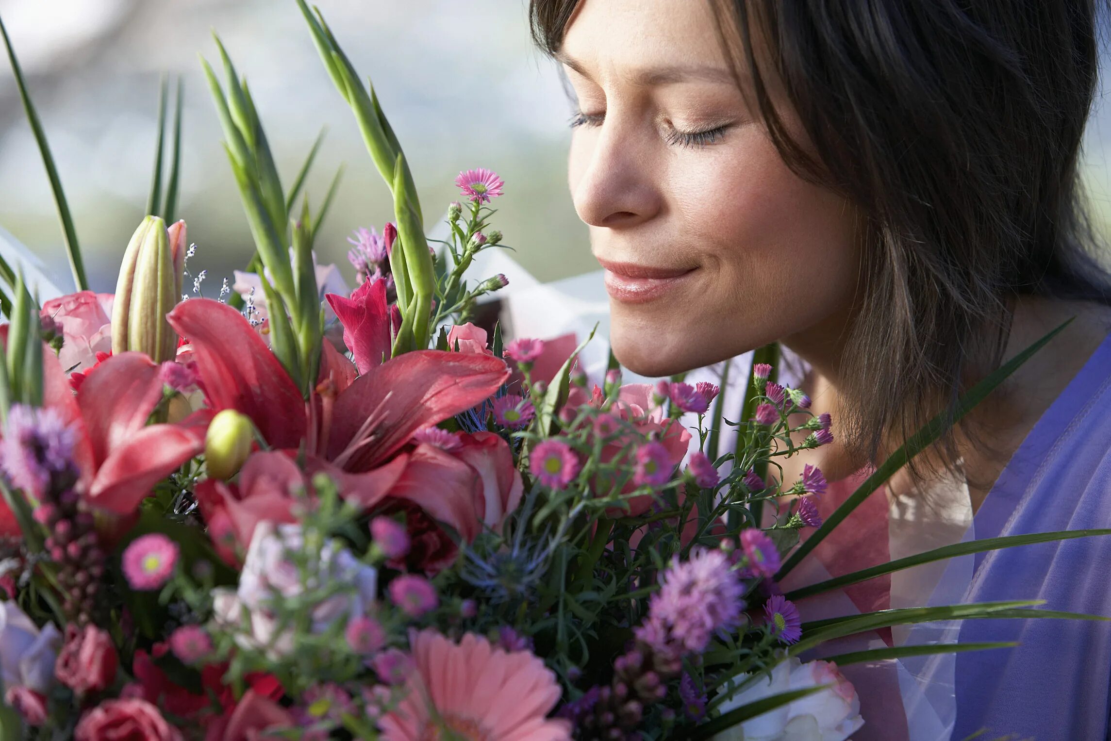 Счастливая девушка с цветами. Букет "женщине". Весенний букет цветов для женщины. Цветы для мамы.
