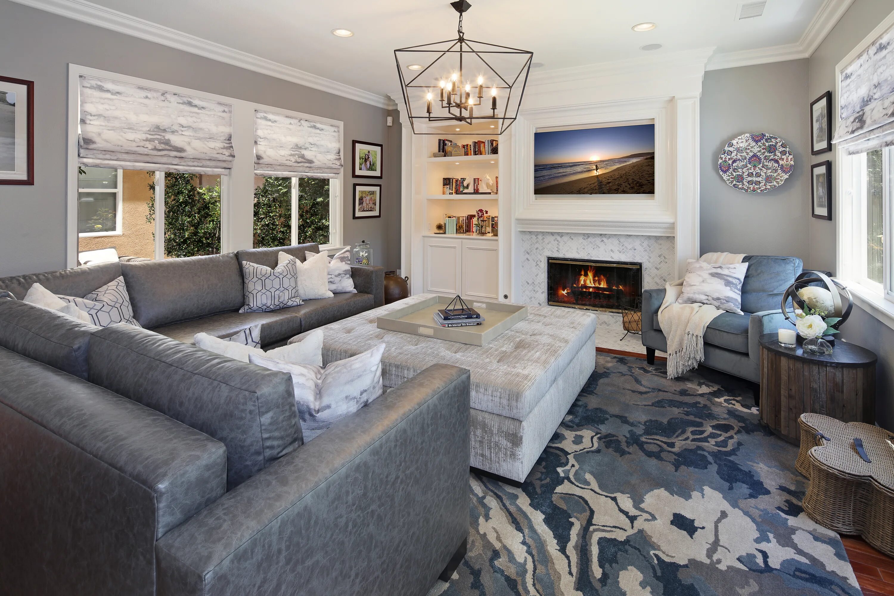 Лестница на второй этаж посреди комнаты. Барная стойка в стене между комнатами. Расположение мебели в гостиной. Спальня с колоннами. Лестница в гостиной посреди комнаты.