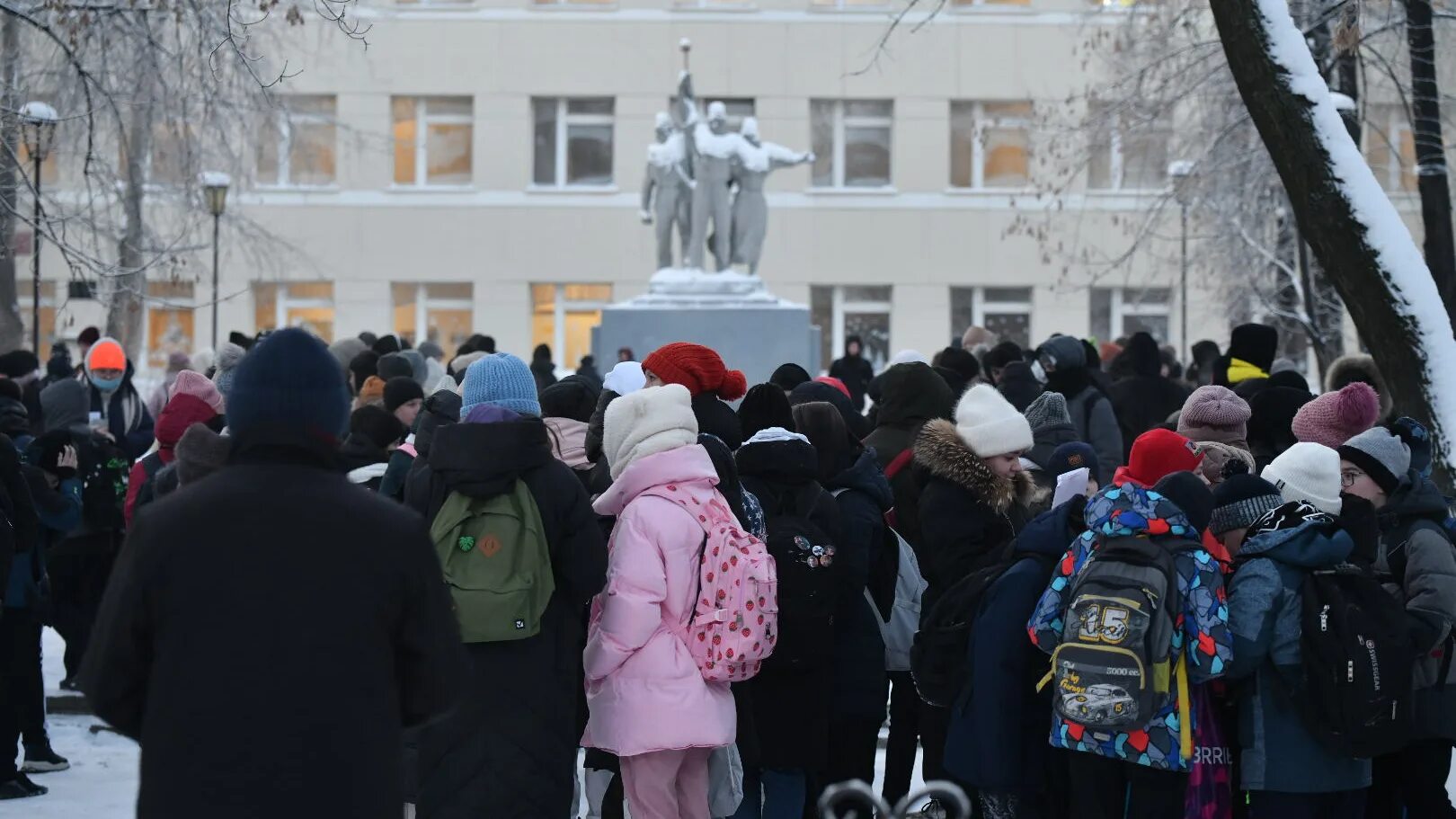 В какой город было эвакуировано правительство. Эвакуация в школе. Эвакуация детей из школы. Минирование школ. Минирование школ 2022.