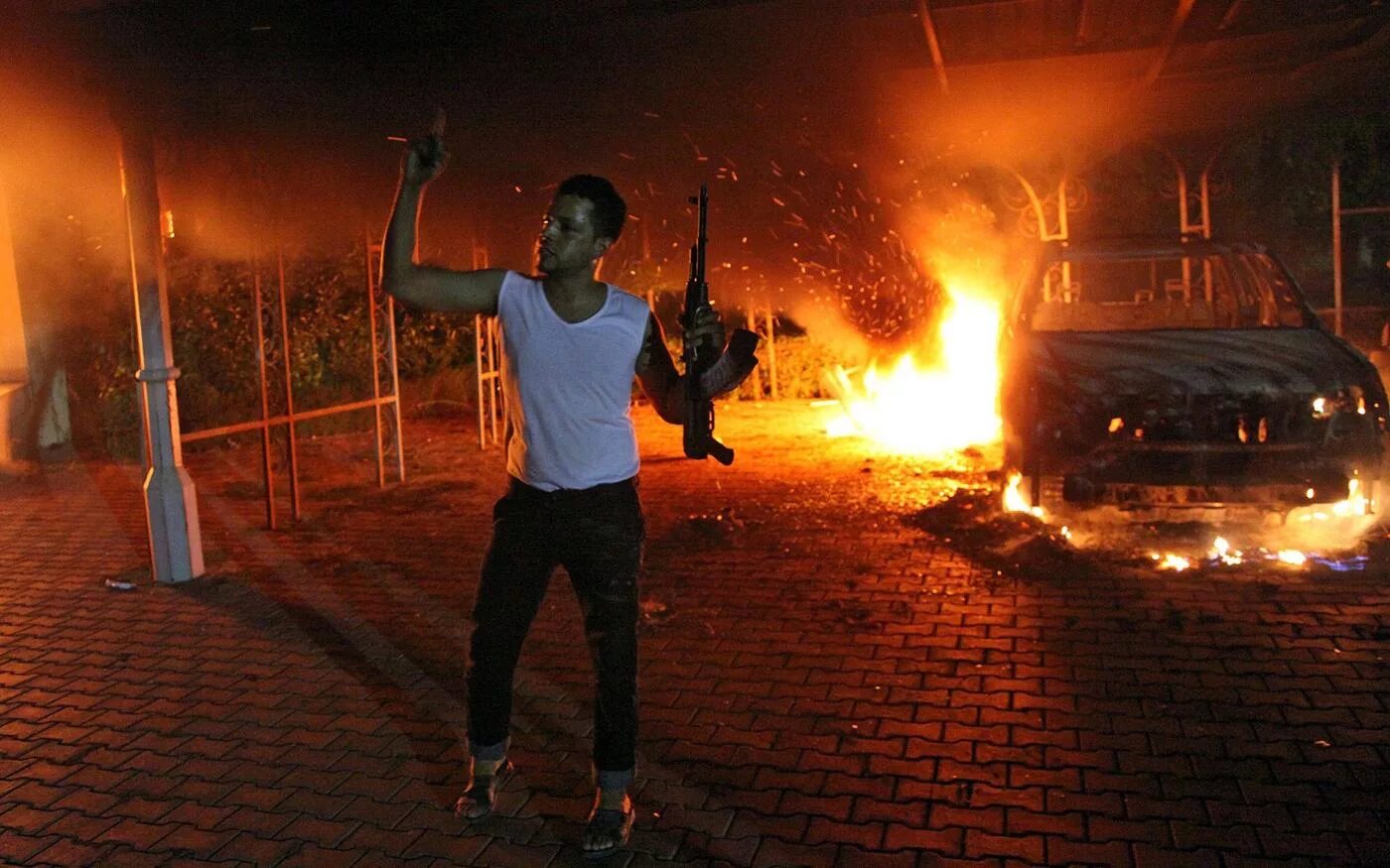 Нападение на ливию. Бенгази нападение на посольство. Атака посольства США В Бенгази. Нападение на посольство США В Бенгази.