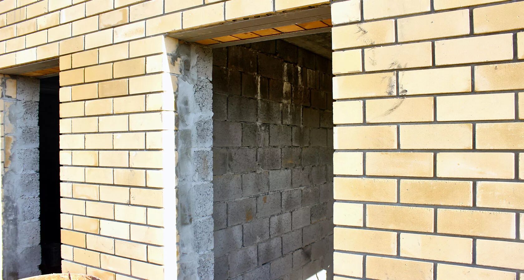 Перемычка кирпичная облицовка. Кладка дверных оконных проемов. Кладка дверных оконных проемов. Проемы, простенки, перемычки. Монолитная перемычка.