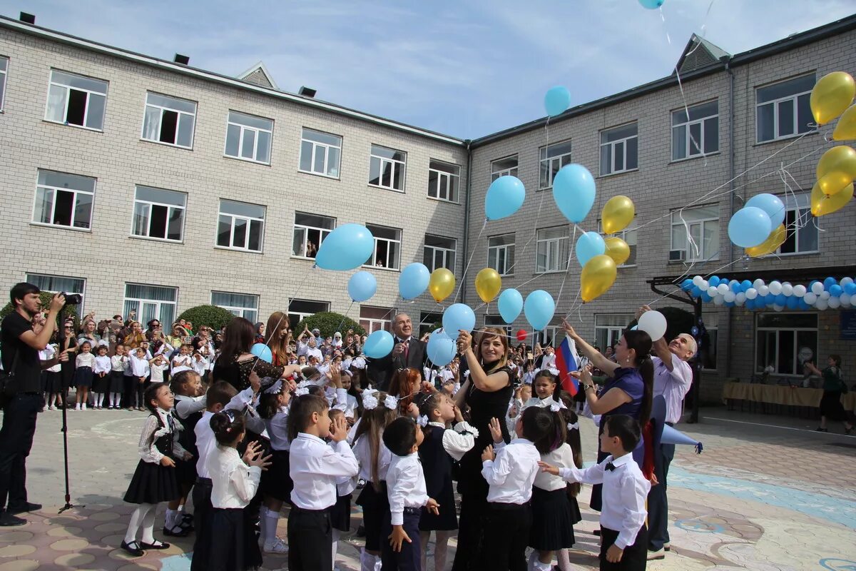 12 школа избербаш. Директора школы 12 г избербаш. Сош 8 избербаш. Избербаш школа 1. Город избербаш школа номер 11.