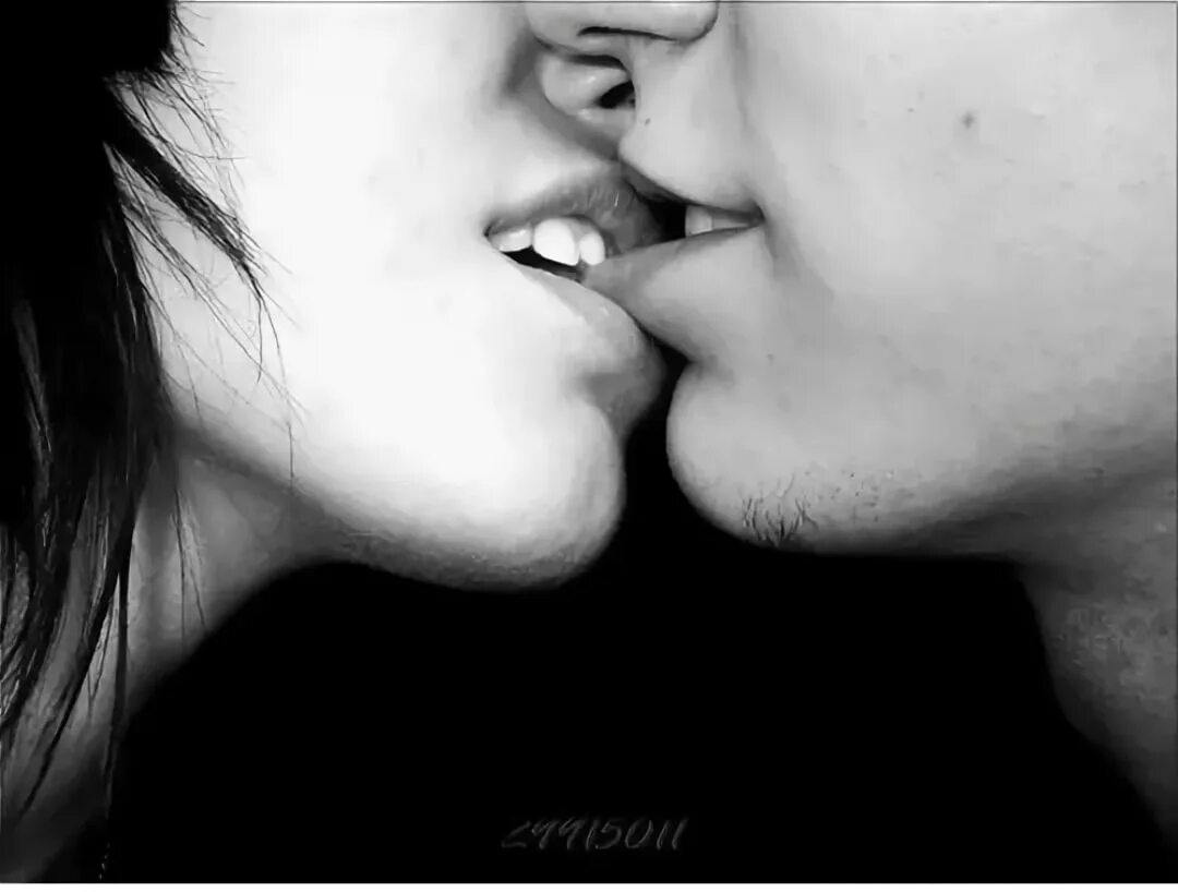 Поцелуй страсть. Поцелуй с язычком. Поцелуй в губы. Нежный поцелуй. Девушка кусает.