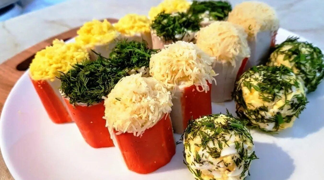 Крабовые закуски начинками. Закуска фаршированные крабовые крабовые палочки. Крабовые закуски начинками. Фарширов крабовые палочки. Закуски на стол из крабовых палочек.