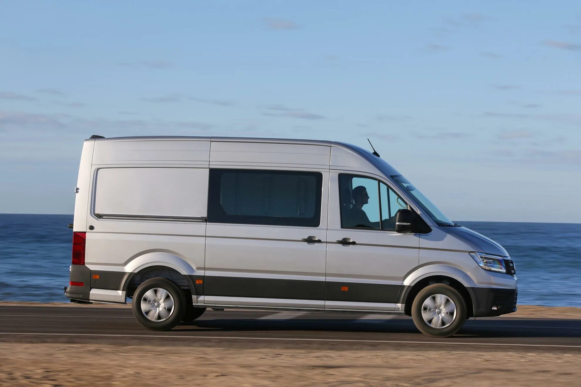 Volkswagen crafter купить. Volkswagen Крафтер. Фольксваген Крафтер пассажирский. Volkswagen Crafter полугрузовой. Крафтер Люкс Volkswagen Crafter.