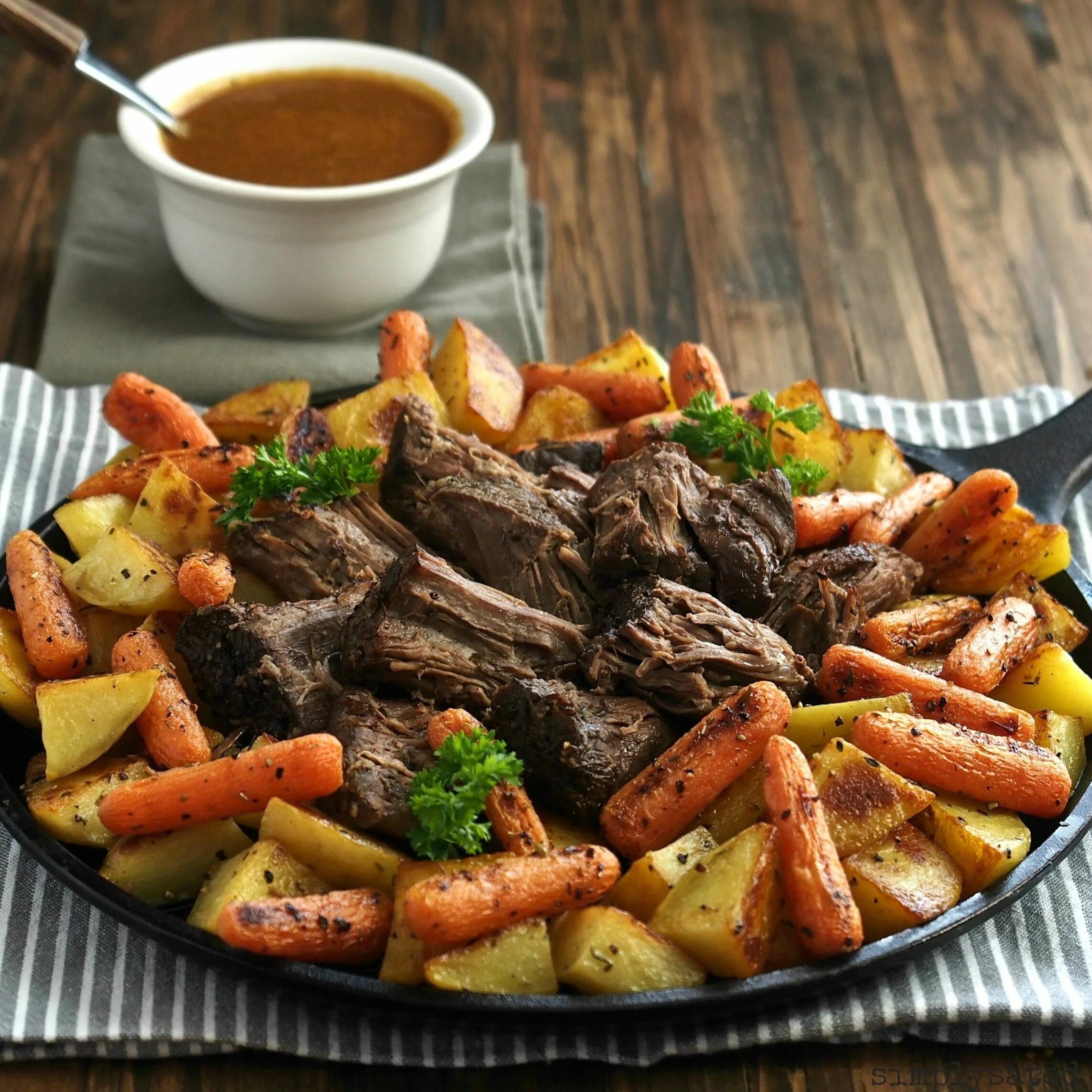 Как называется жаркое. Жаркое в ресторане. жаровня блюдо. pot roast. жарке.