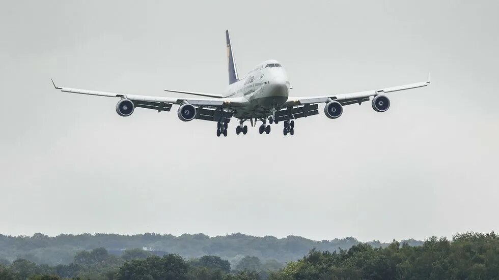 Jumbo jet. Боинг 747 джамбо Джет. Боинг 747 400 джамбо Джет. Jumbo Jets 1970. Боинг 747 джамбо Джет в ночном небе.